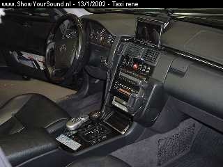 showyoursound.nl - MB E 300 with many multimedia stuff inside - taxi rene - DSC00191.JPG - Hier een zij aanzicht van het dashbord.BRWaar je net nog de jvc dvd speler onder de radio ziet zitten